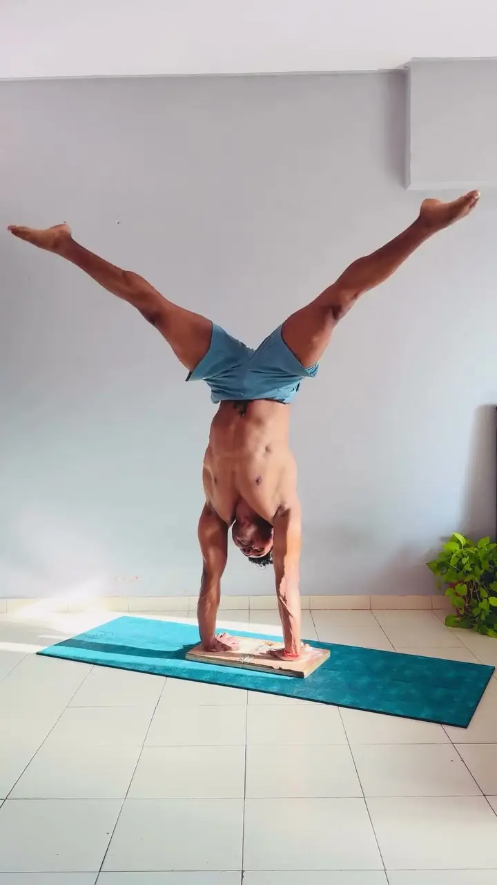 Freestanding hold, video still