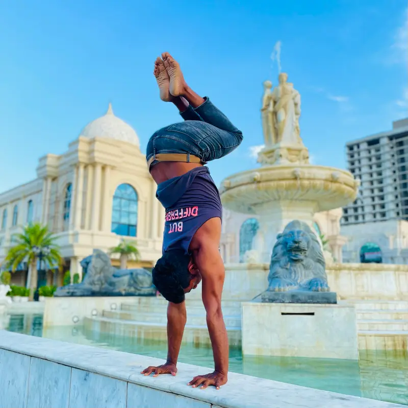 Straddle handstand on a ledge